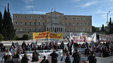 Απεργιακή συγκέντρωση στο κέντρο της Αθήνας: Άνοιξαν Βασιλίσσης Αμαλίας και Βασιλίσσης Σοφίας 