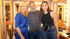 Σμαράγδα Καρύδη και Θοδωρής Αθερίδης: Αγκαλιασμένοι με την κόρη του ηθοποιού στην τελευταία τους δημόσια εμφάνιση πριν τον χωρισμό