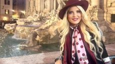 Στη Ρώμη για τα Χριστούγεννα η Μαρίνα Σταυράκη: Η φωτογραφία της στη Φοντάνα ντι Τρέβι