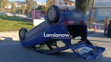 Λαμία: Αυτοκίνητο αναποδογύρισε στη μέση του δρόμου μετά από τροχαίο, τραυματίστηκε ένας ηλικιωμένος, δείτε βίντεο