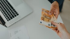 Πόσο αυξάνονται οι μισθοί το 2026 με τη μείωση φόρου, δείτε παραδείγματα