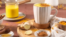 Τι πίνουμε το βράδυ για καλύτερο ύπνο: 7 ροφήματα που βοηθούν πραγματικά