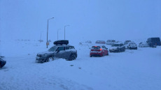 Απεγκλωβίστηκαν οι δεκάδες επισκέπτες από το χιονοδρομικό κέντρο Φαλακρού