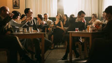 «Astoria»: Η νέα, μεγάλη παραγωγή του Θεάτρου Παλλάς για την ελληνική μετανάστευση στη Νέα Υόρκη