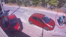 Βίντεο με τη σπείρα που έσκαγε τα λάστιχα των αυτοκίνητων και έκλεβε πολίτες που είχαν σηκώσει λεφτά από την τράπεζα
