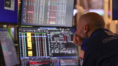 Βουτιά 800 μονάδων στα futures του Dow Jones υπό το φόβο του παρατεταμένου πολέμου