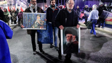 Ο Λαφαζάνης διαδηλώνει κατά του πολέμου στο Ιράν με πορτρέτο του Χαμενεΐ