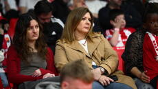 Σπάνια εμφάνιση για τη σύζυγο του Γιώργου Μπαρτζώκα στο ΣΕΦ: Παρακολούθησε το ματς του Ολυμπιακού με τη Μύκονο