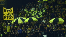 Άνοιξαν ξανά ομπρέλες θαλάσσης οι οπαδοί της ΑΕΚ στα Λιόσια στον «τελικό» κόντρα στην Μπανταλόνα