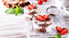 Trifle με τσουρέκι, γιαούρτι και φράουλες