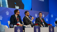 Μαρινάκης στο Φόρουμ των Δελφών: Η μάχη ενάντια στην παραπληροφόρηση είναι βαθύτατα κοινωνικό θέμα