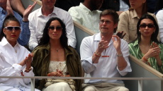 Ο Μπραντ Πιτ παρακολούθησε τον τελικό του Roland Garros γυναικών παρέα με τη σύντροφό του, Ινές ντε Ραμόν, δείτε βίντεο και φωτογραφίες 