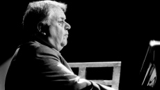 Όταν τα τραγούδια «σιωπούν»: Η απαγόρευση του γιου του Χατζιδάκι στον Μητσιά και το ιστορικό των μουσικών διαμαχών