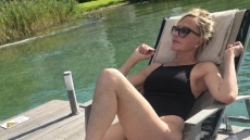 «Επανεκκίνηση της υγείας» της στην Αυστρία έκανε η Μέλανι Γκρίφιθ: Οι πόζες δίπλα στη λίμνη και οι ασκήσεις γιόγκα, δείτε φωτογραφίες