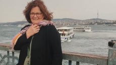 Το συγκινητικό αντίο των μαθητών του 2ου Γυμνασίου Ηλιούπολης στην διευθύντριά τους που έφυγε από τη ζωή: Έγραψαν «καλό παράδεισο» με τις τσάντες τους