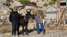 Η κυρά Ρηνιώ της Κίναρου είχε ζητήσει ένα γαϊδουράκι για συντροφιά και τώρα το απέκτησε 