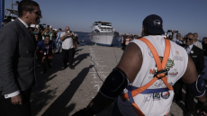 Αιγύπτιος παλαιστής τράβηξε με τα δόντια δύο σκάφη βάρους 1.150 τόνων - Υποβρύχιο ο επόμενος στόχος του, δείτε βίντεο