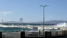 Ισχυροί άνεμοι πλήττουν την Τήνο, δείτε φωτογραφίες και βίντεο