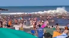 Πανικός σε παραλία της Αργεντινής από «μετεωρολογικό τσουνάμι», νεκρός ένας 29χρονος