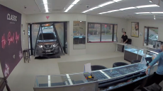 Ληστές στην Καλιφόρνια μπούκαραν με SUV σε κοσμηματοπωλείο και έφυγαν με λεία 1 εκατ. δολάρια, δείτε βίντεο