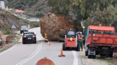 Τεράστιος βράχος έπεσε σε δρόμο λόγω της σφοδρής βροχόπτωσης στη Χίο 