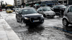 Βρέχει ασταμάτητα στην Αττική - Καταιγίδες σε Δροσιά, Βριλήσσια και κέντρο, κόκκινος συναγερμός για τα νότια προάστια