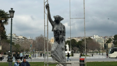 Θεσσαλονίκη: Βανδάλισαν τη «γυναίκα στο λεωφορείο» στην Αριστοτέλους, δείτε  βίντεο  