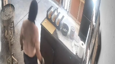 Ηράκλειο: Κάμερα ασφαλείας έπιασε τον άνδρα που έκλεψε ημίγυμνος εκκλησία
