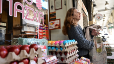 Τι ώρα κλείνουν σήμερα Μεγάλη Παρασκευή τα καταστήματα
