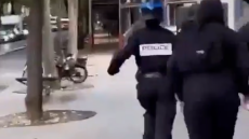 Σάλος στη Γαλλία για τον ξυλοδαρμό γυναίκας αστυνομικού από νεαρούς διαδηλωτές εν μέσω των μαθητικών διαδηλώσεων, δείτε βίντεο