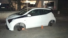 Αττική: Χειροπέδες σε δύο άνδρες που ξάφριζαν ζαντολάστιχα από ΙΧ στα βόρεια προάστια