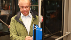 Στους δρόμους της Αθήνας και της Θεσσαλονίκης τα «πράσινα» λεωφορεία - Ξεκινά η εφαρμογή των ανέπαφων συναλλαγών για τα εισιτήρια 