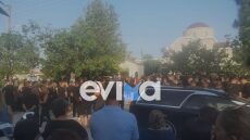 Σπαραγμός στην Ερέτρια στην κηδεία του 19χρονου Γιάννη που σκοτώθηκε σε τροχαίο στη Χαλκίδα