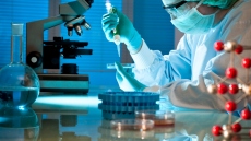 Κορωνοϊός - AstraZeneca: «Ενθαρρυντικά αποτελέσματα» για θεραπεία αντισωμάτων - Μειώνει τον κίνδυνο εμφάνισης συμπτωμάτων