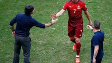 Η «βρώμικη» χειραψία του Λεβ στον Κριστιάνο Ρονάλντο