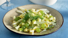 Σαλάτα με φινόκιο, πράσινο μήλο και ρόγες σουλτανίνας