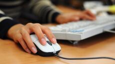ΟΠΕΚΑ: Πώς θα πάρετε τα αδιάθετα voucher για τουρισμό και θέατρο, η διαδικασία στα ΚΕΠ
