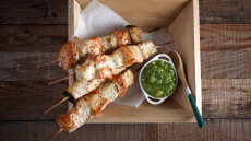 Ψαροσουβλάκια στο γκριλ με σάλτσα μαϊντανού