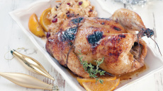 Κόκορας στον φούρνο με γεμιστή πέτσα