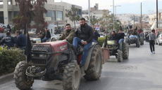 Αγρότες: Κλειστή η Εθνική οδός στον Ισθμό - Μπήκαν με τα τρακτέρ σε Τρίκαλα και Ηράκλειο