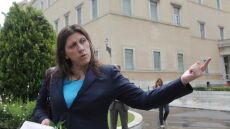 Γιατί έπαθε νευρικό κλονισμό ο αστυνομικός φρουρός της Ζωής Κωνσταντοπούλου