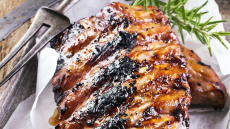 Παϊδάκια χοιρινά (spare ribs) με πικάντικο γλάσο