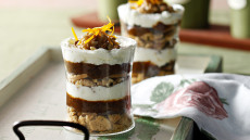 Τrifle με δαμάσκηνα, μπισκότα και καβουρδισμένα αμύγδαλα