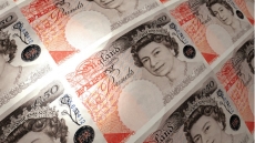 Κέρδη για τη λίρα μετά την παραίτηση Τζόνσον - Οριακή ενίσχυση του ευρώ έναντι του δολαρίου