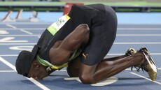 Βίντεο: Ο άλλος Μπολτ - Έριξε ακόντιο, καταβρόχθισε φυστίκια και έβγαλε ατελείωτες  σέλφι