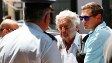 Αύριο η απόφαση για το αν θα συνεχίσουν να έχουν στη χλιδή τον 77χρονο