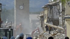 Ιταλία: Αφρικανοί πρόσφυγες σπεύδουν να βοηθήσουν τους σεισμόπληκτους