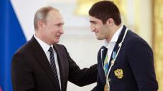 Ο Πούτιν κέρασε σαμπάνια και από μία... BMW τους Ρώσους Ολυμπιονίκες