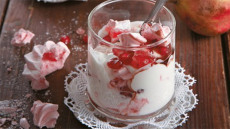 Λουκούμια τριαντάφυλλο και ρόδια στο ποτήρι