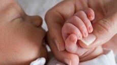 Με ένα «κλικ» η δήλωση γέννησης παιδιού - Τι αλλάζει για την εργασία στην ψηφιακή εποχή